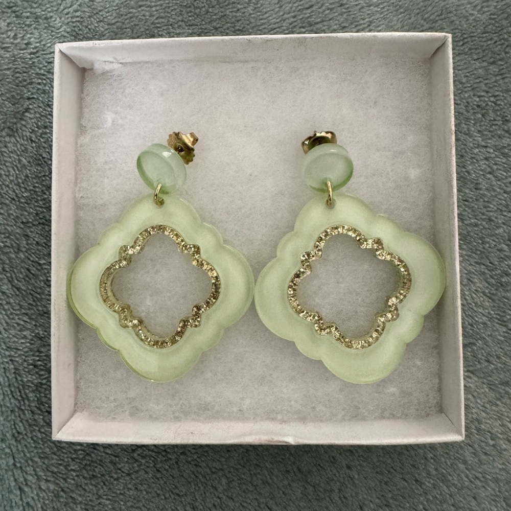 Fabulous Place & Gather Resin Earrings Lightweight Green & Gold Glitter
